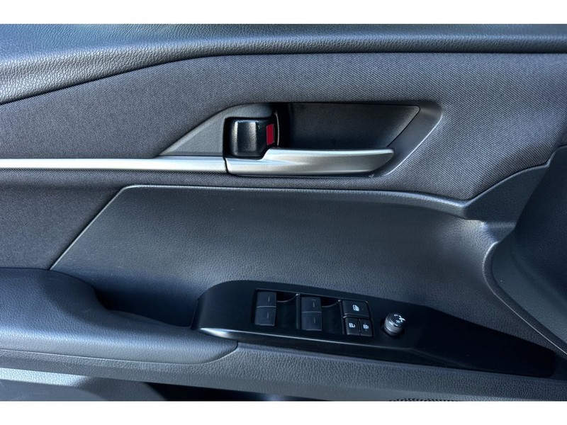 Toyota Camry Hybrid Vehicle Full-screen Gallery Image 11