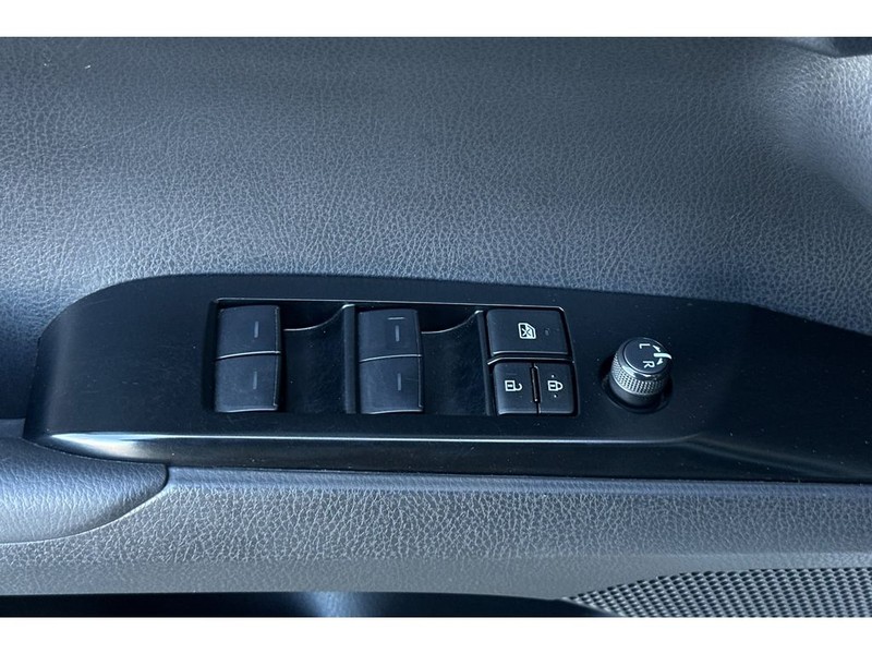 Toyota Camry Hybrid Vehicle Full-screen Gallery Image 12