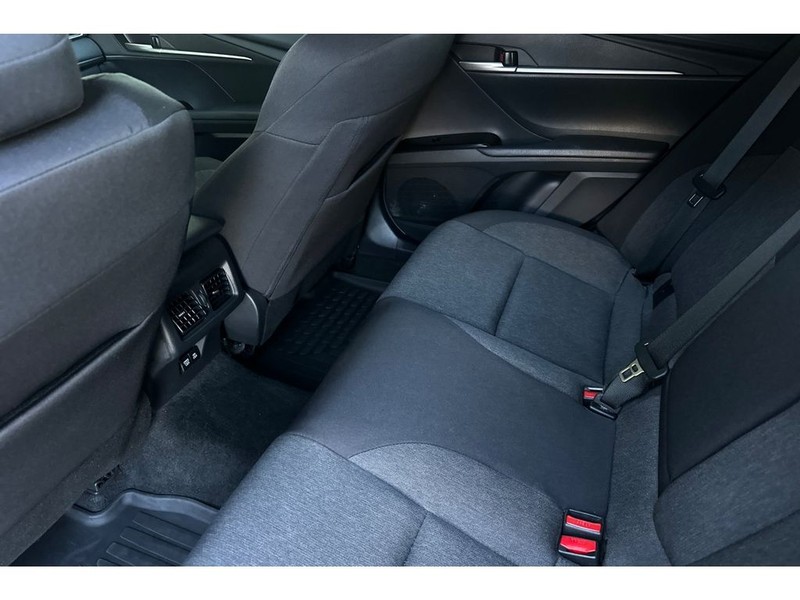 Toyota Camry Hybrid Vehicle Full-screen Gallery Image 13