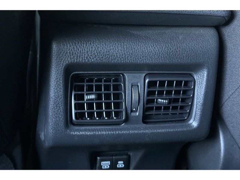 Toyota Camry Hybrid Vehicle Full-screen Gallery Image 14