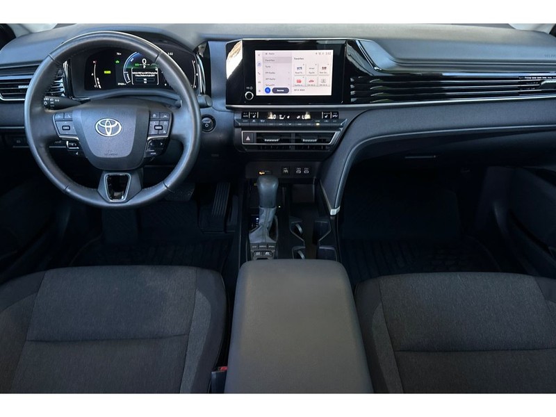 Toyota Camry Hybrid Vehicle Full-screen Gallery Image 15