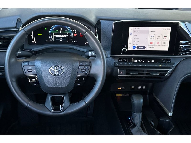 Toyota Camry Hybrid Vehicle Full-screen Gallery Image 16