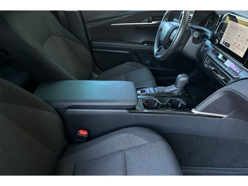 Toyota Camry Hybrid Vehicle Full-screen Gallery Image 17