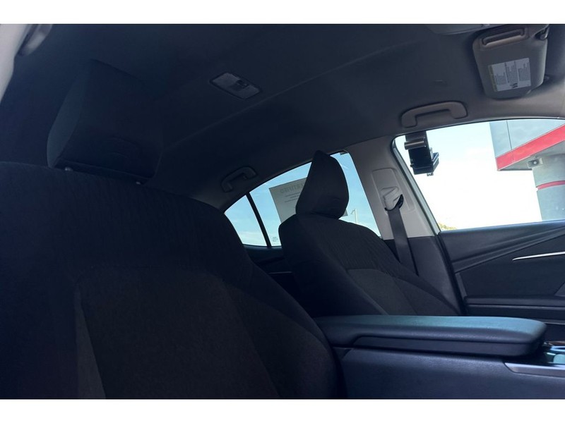 Toyota Camry Hybrid Vehicle Full-screen Gallery Image 18