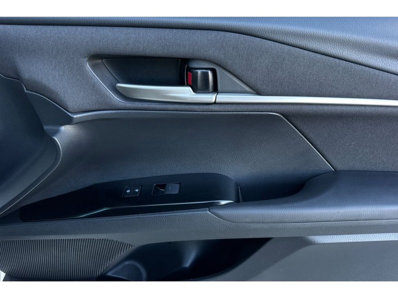 Toyota Camry Hybrid Vehicle Full-screen Gallery Image 19