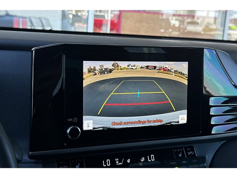 Toyota Camry Hybrid Vehicle Full-screen Gallery Image 21