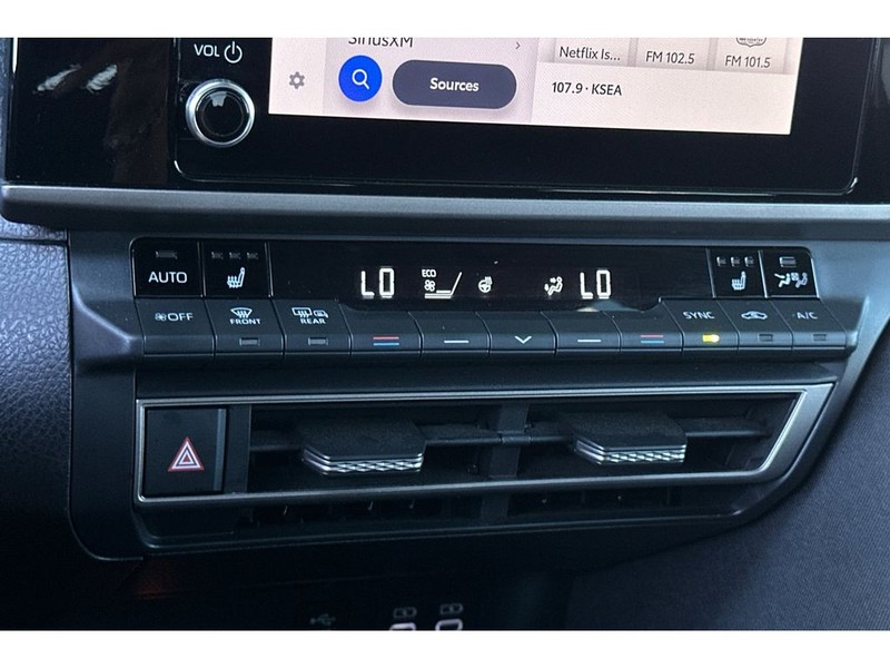 Toyota Camry Hybrid Vehicle Full-screen Gallery Image 22