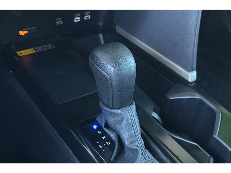 Toyota Camry Hybrid Vehicle Full-screen Gallery Image 23