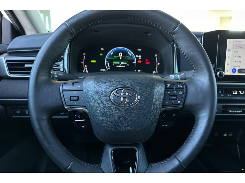 Toyota Camry Hybrid Vehicle Full-screen Gallery Image 25