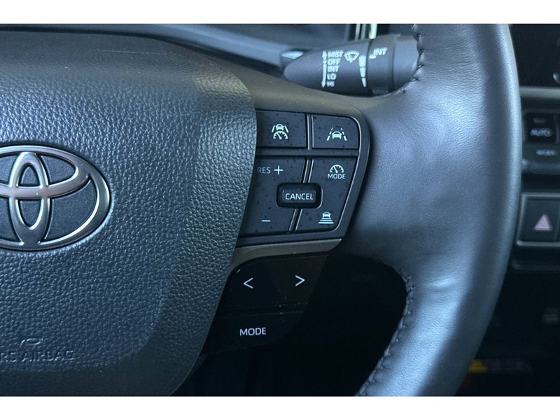 Toyota Camry Hybrid Vehicle Full-screen Gallery Image 27