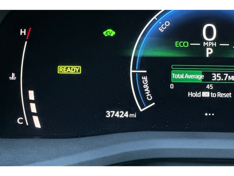 Toyota Camry Hybrid Vehicle Full-screen Gallery Image 29