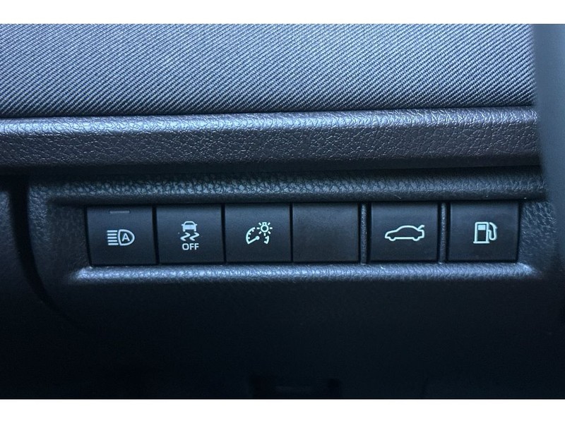 Toyota Camry Hybrid Vehicle Full-screen Gallery Image 30