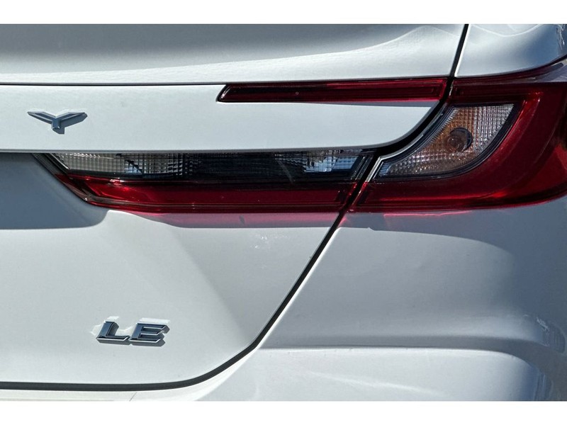 Toyota Camry Hybrid Vehicle Full-screen Gallery Image 32