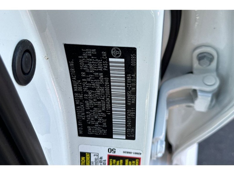 Toyota Camry Hybrid Vehicle Full-screen Gallery Image 33