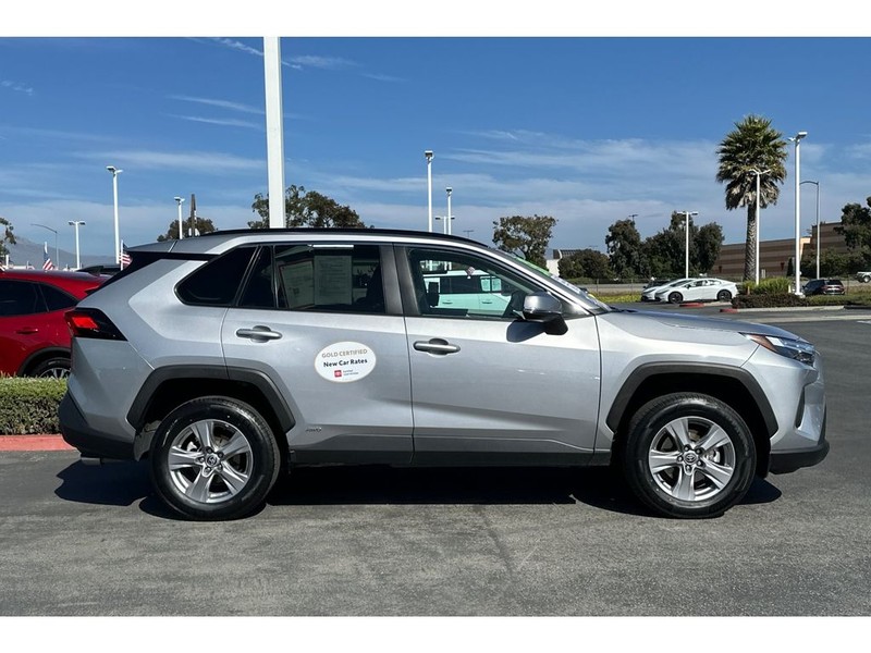 Toyota RAV4 Vehicle Full-screen Gallery Image 03