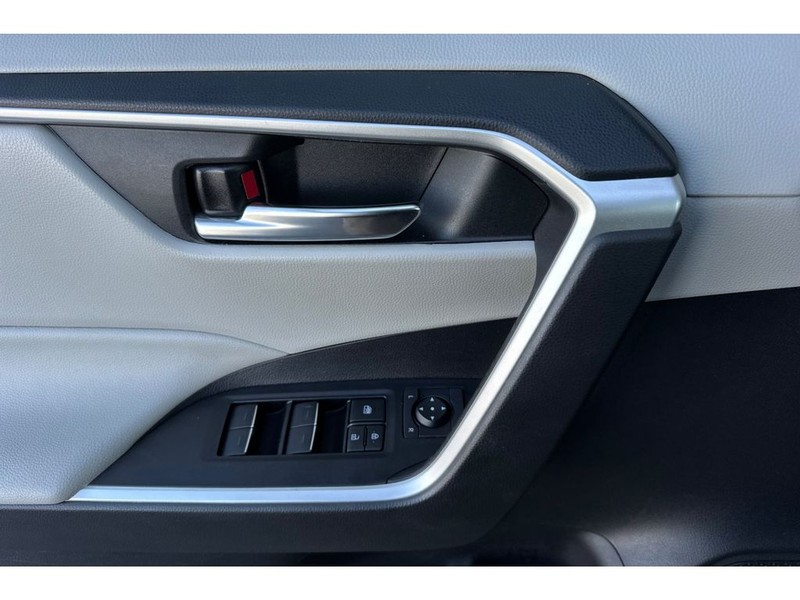 Toyota RAV4 Vehicle Full-screen Gallery Image 11