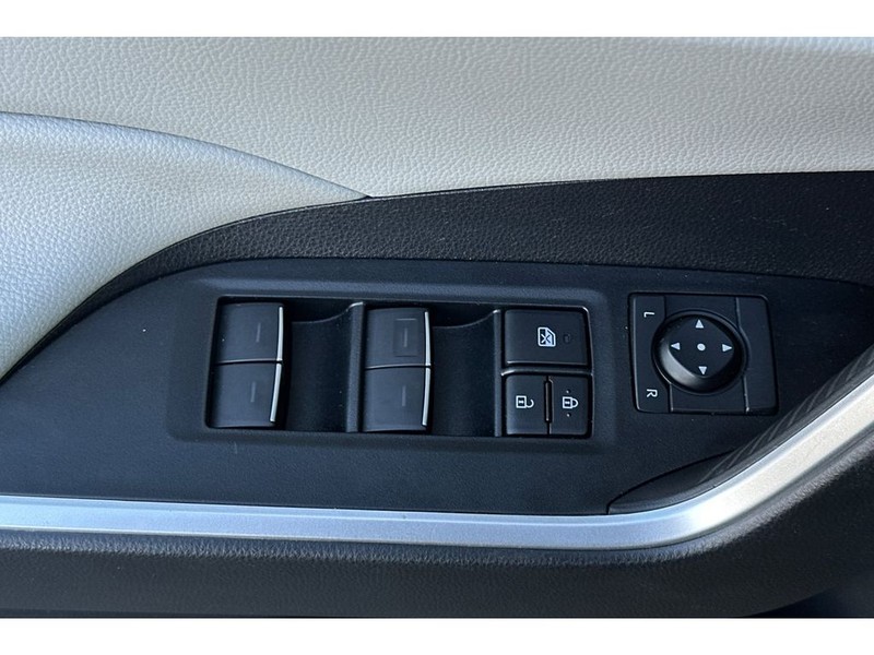 Toyota RAV4 Vehicle Full-screen Gallery Image 12