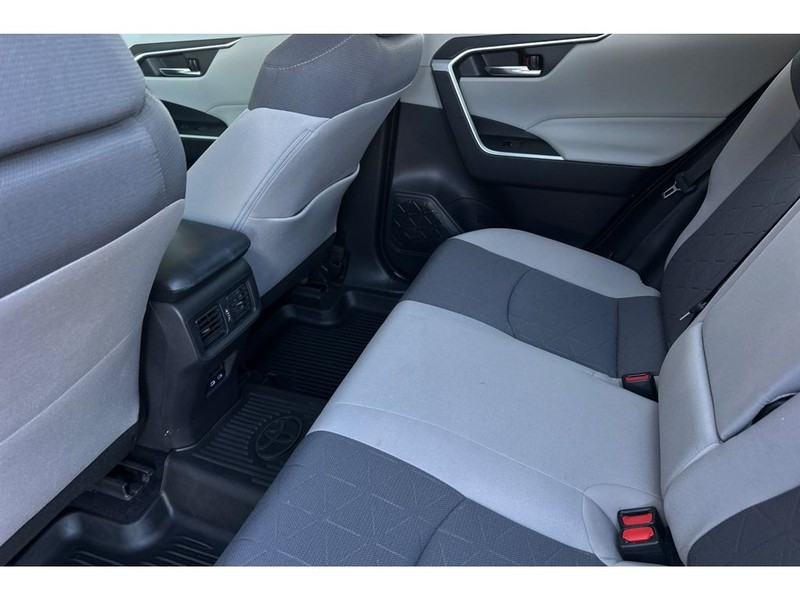 Toyota RAV4 Vehicle Full-screen Gallery Image 13