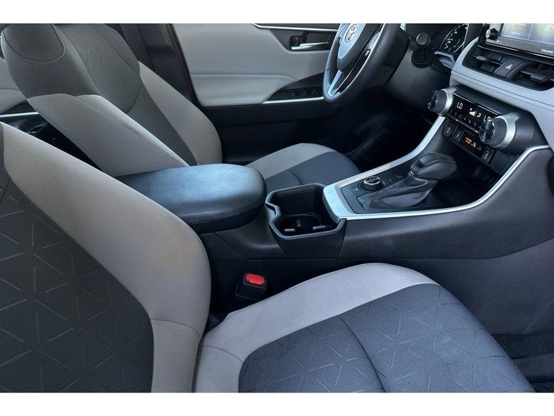 Toyota RAV4 Vehicle Full-screen Gallery Image 18