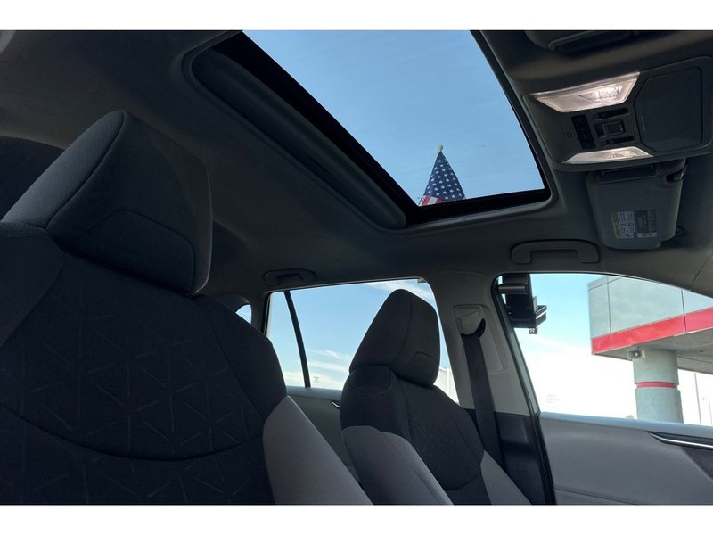 Toyota RAV4 Vehicle Full-screen Gallery Image 19