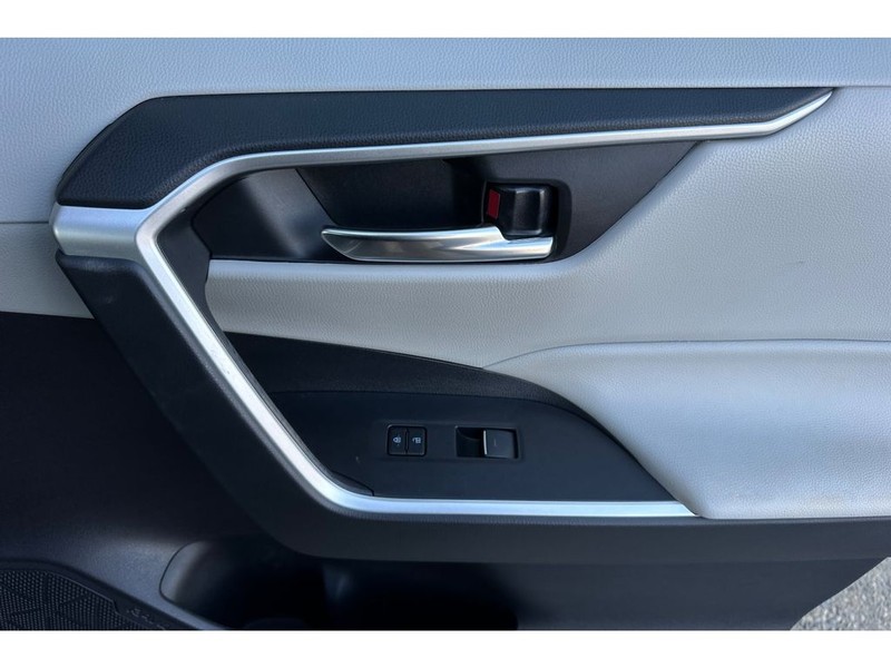 Toyota RAV4 Vehicle Full-screen Gallery Image 20