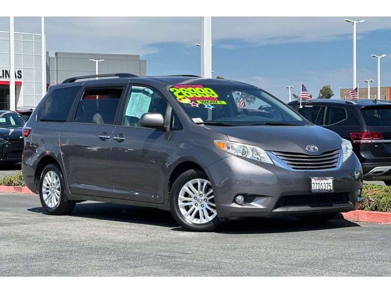 Toyota Sienna Vehicle Full-screen Gallery Image 02