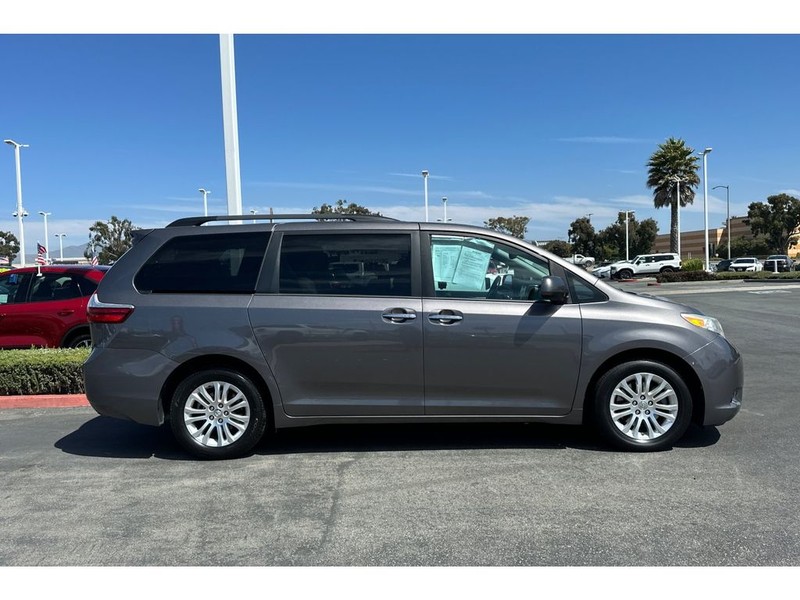 Toyota Sienna Vehicle Full-screen Gallery Image 03