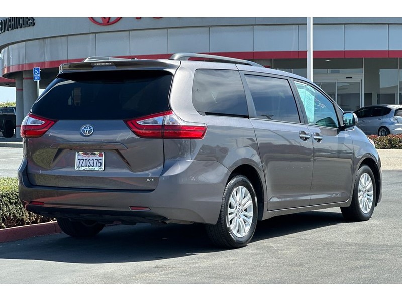 Toyota Sienna Vehicle Full-screen Gallery Image 04