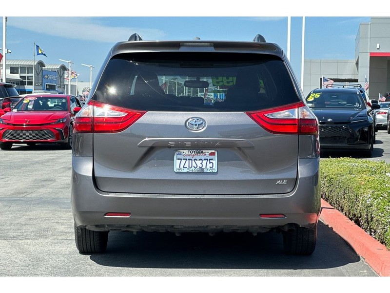 Toyota Sienna Vehicle Full-screen Gallery Image 05