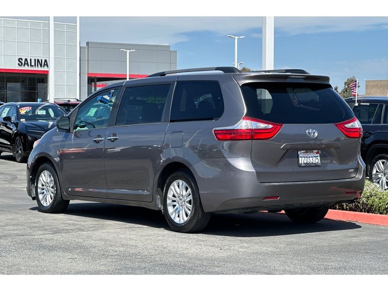 Toyota Sienna Vehicle Full-screen Gallery Image 06