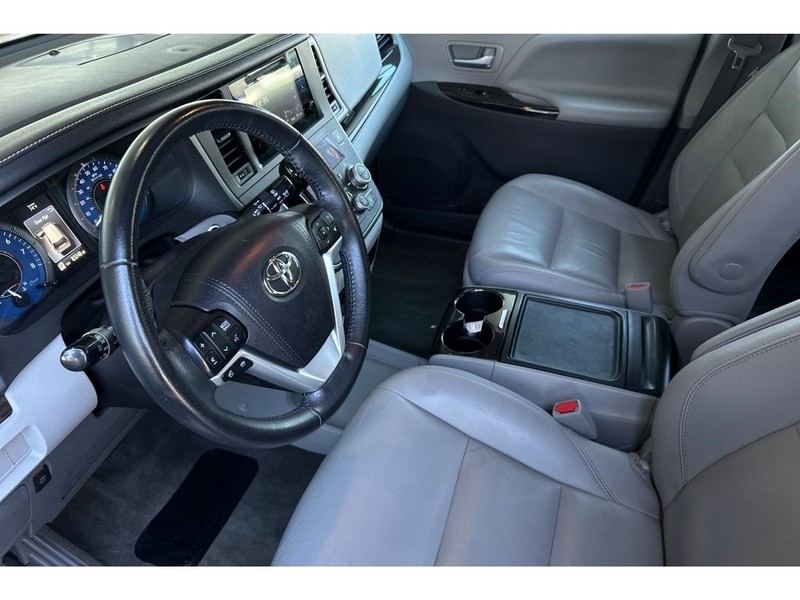 Toyota Sienna Vehicle Full-screen Gallery Image 10