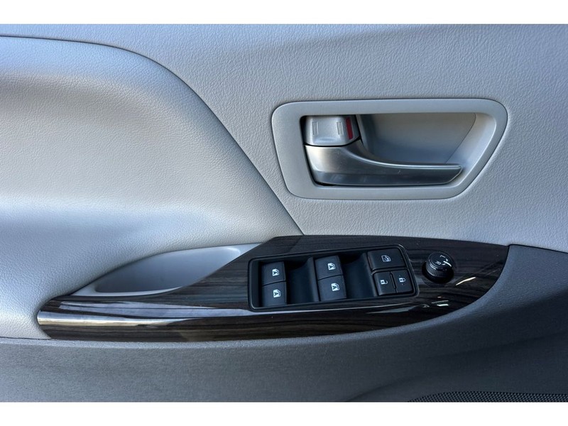 Toyota Sienna Vehicle Full-screen Gallery Image 11