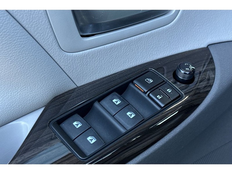 Toyota Sienna Vehicle Full-screen Gallery Image 12