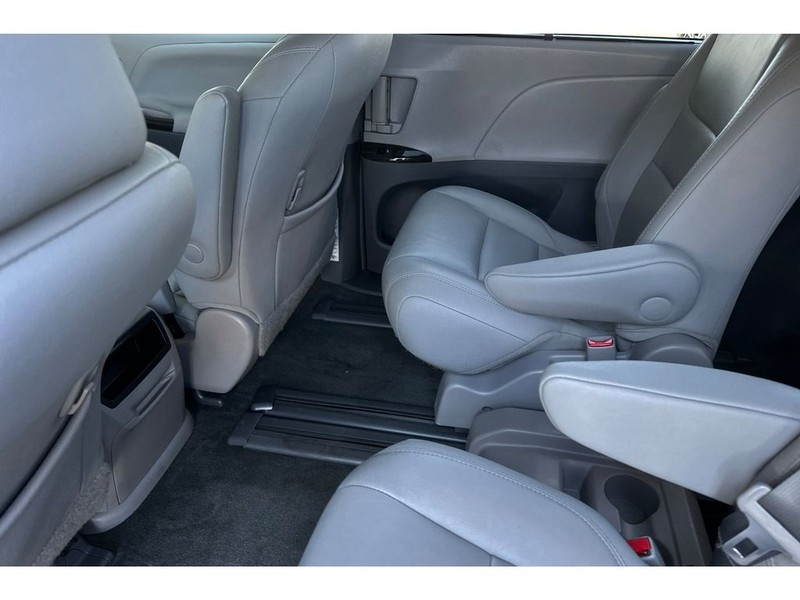 Toyota Sienna Vehicle Full-screen Gallery Image 13
