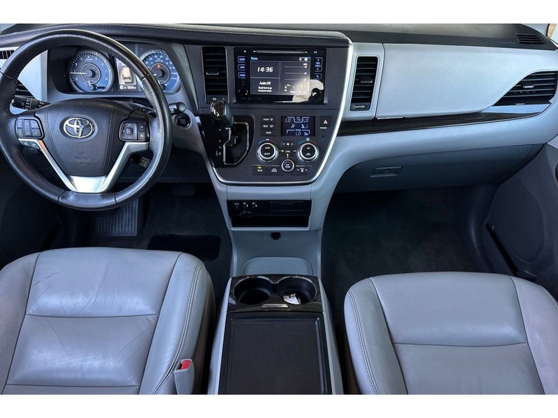Toyota Sienna Vehicle Full-screen Gallery Image 15