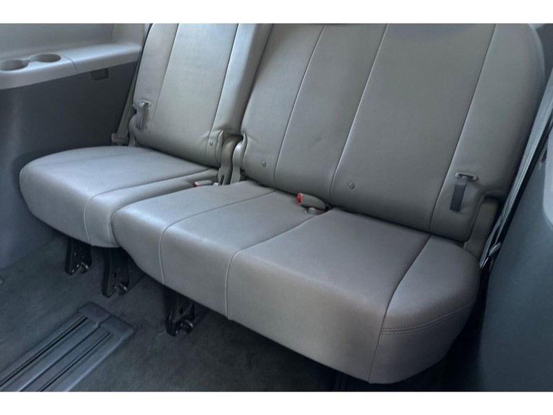 Toyota Sienna Vehicle Full-screen Gallery Image 17