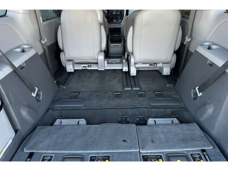 Toyota Sienna Vehicle Full-screen Gallery Image 18