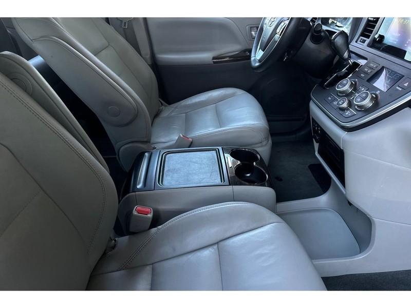 Toyota Sienna Vehicle Full-screen Gallery Image 19