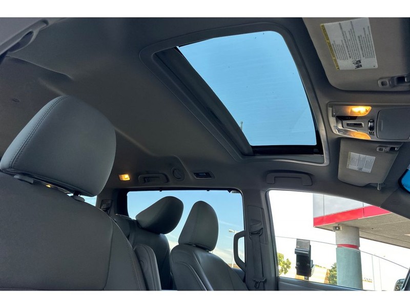 Toyota Sienna Vehicle Full-screen Gallery Image 20
