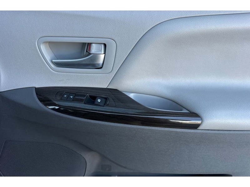 Toyota Sienna Vehicle Full-screen Gallery Image 21