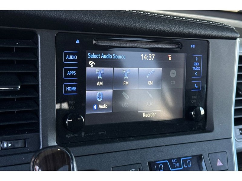 Toyota Sienna Vehicle Full-screen Gallery Image 22