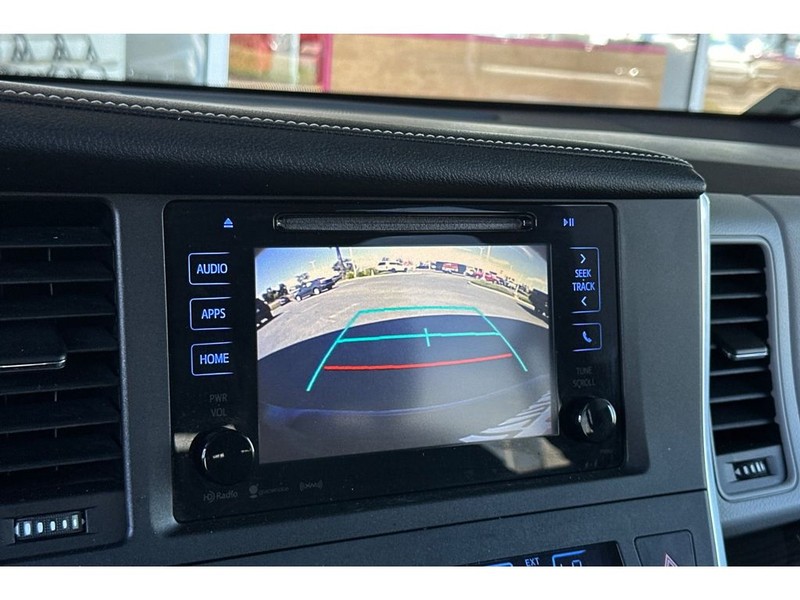 Toyota Sienna Vehicle Full-screen Gallery Image 23