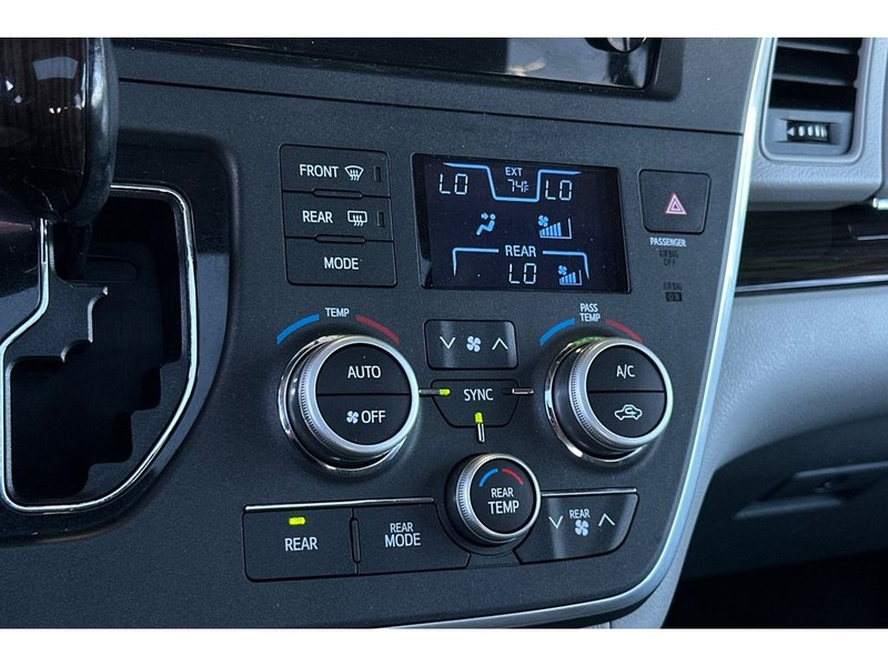 Toyota Sienna Vehicle Full-screen Gallery Image 24