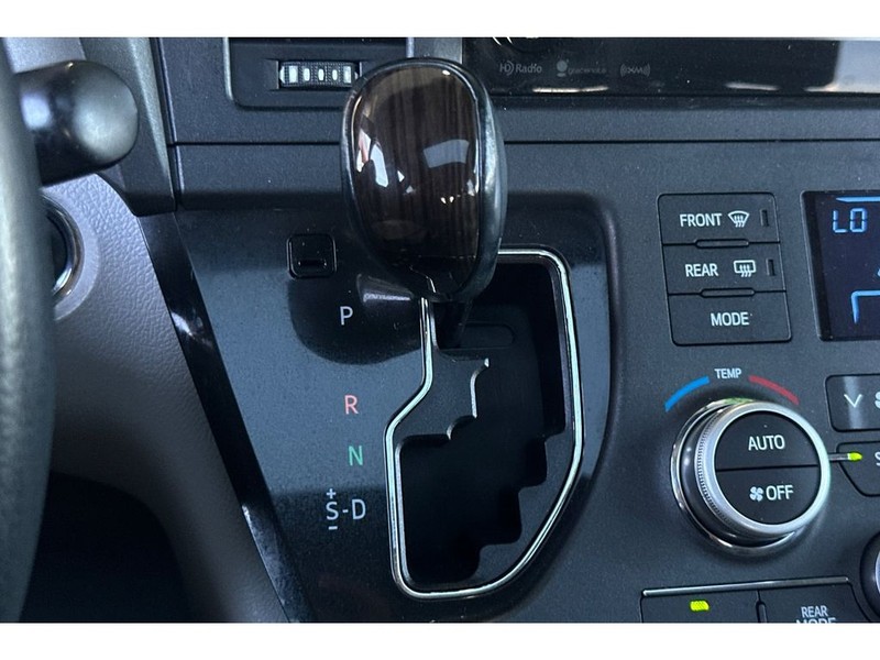 Toyota Sienna Vehicle Full-screen Gallery Image 25
