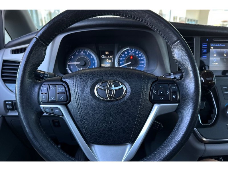 Toyota Sienna Vehicle Full-screen Gallery Image 27