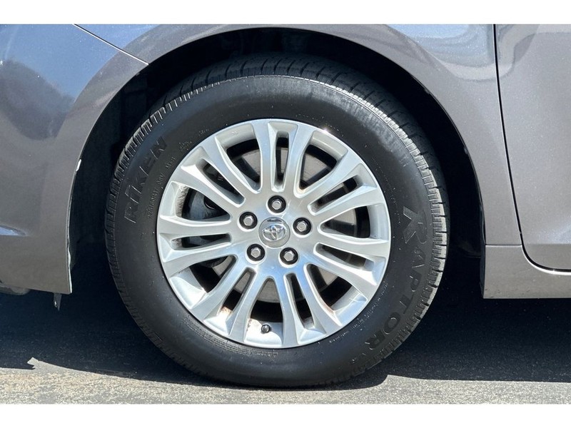 Toyota Sienna Vehicle Full-screen Gallery Image 33