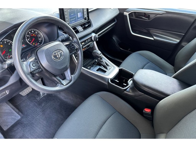 Toyota RAV4 Vehicle Full-screen Gallery Image 10