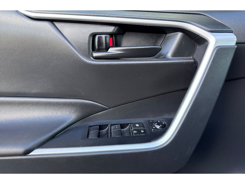 Toyota RAV4 Vehicle Full-screen Gallery Image 11
