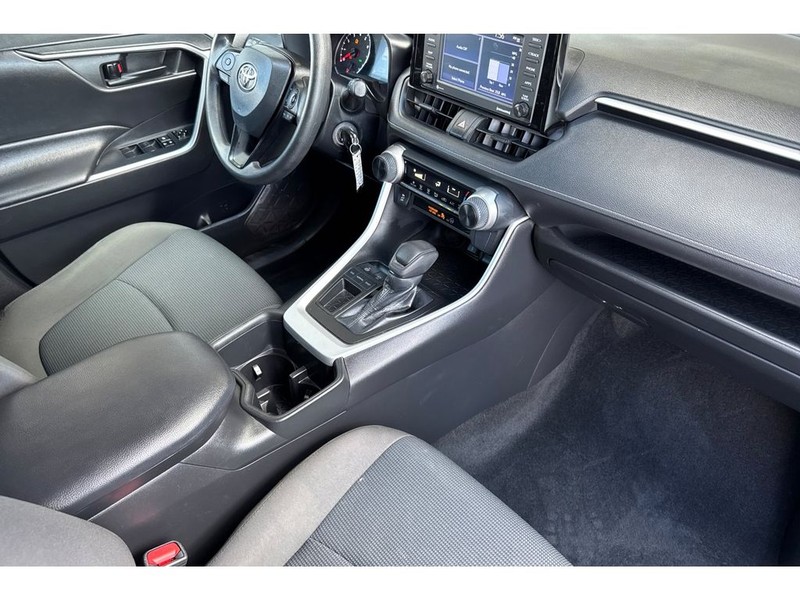 Toyota RAV4 Vehicle Full-screen Gallery Image 18
