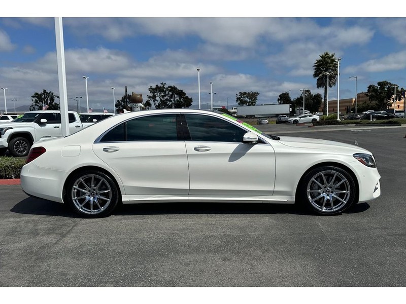 Mercedes-Benz S-Class Vehicle Full-screen Gallery Image 03